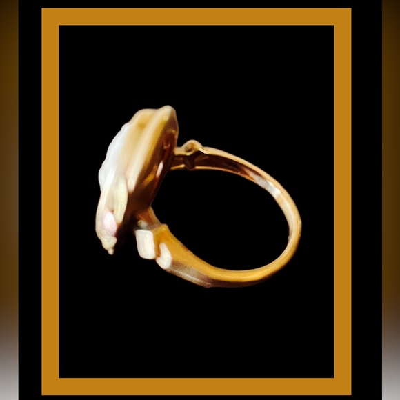 Vintage 10K Yellow Gold Cameo Ring - Picture 4 of 9
